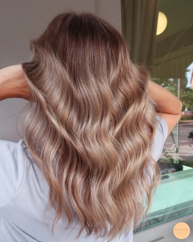 Balayage i svala toner med mjuk utväxt