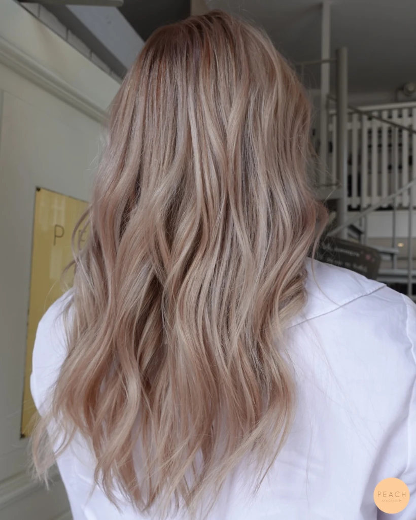Soft beige blond med ljusa slingor