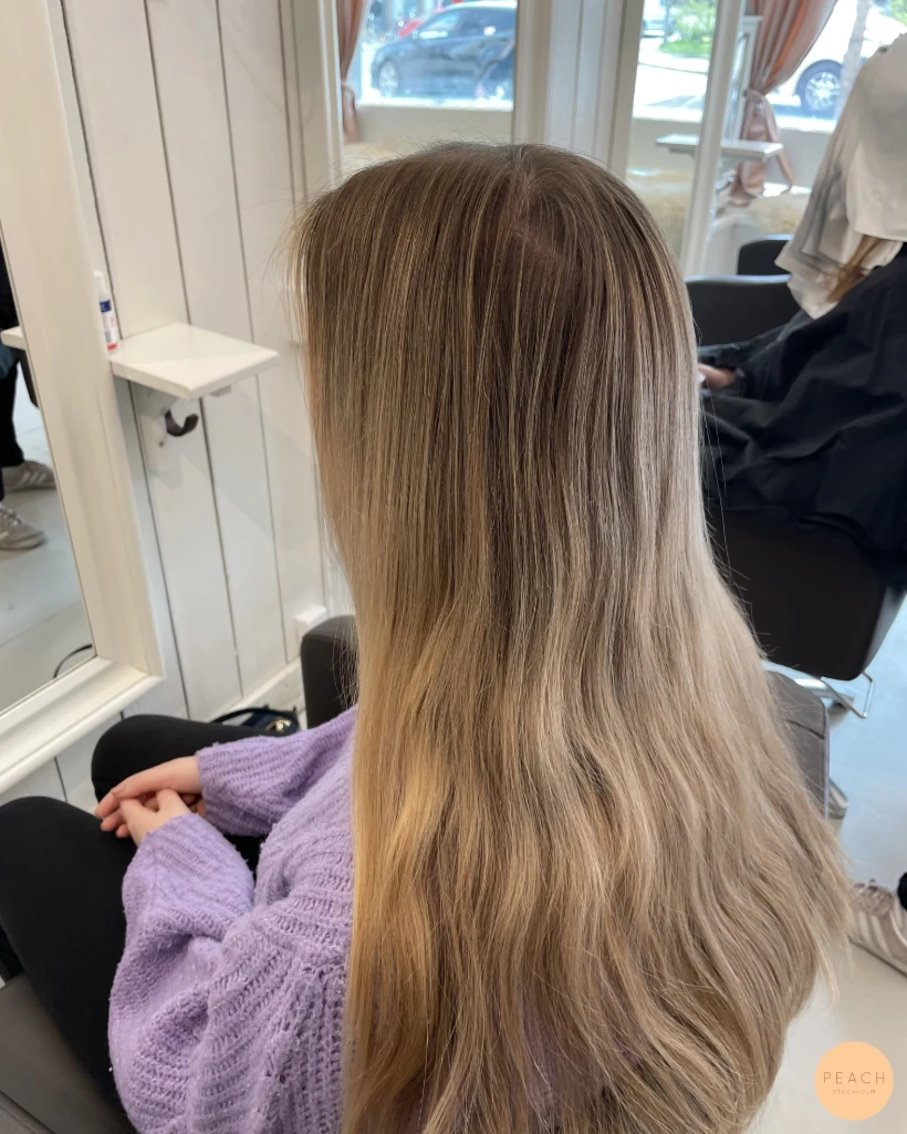 Beige blond hårfärg med slingor och mjuk utväxt