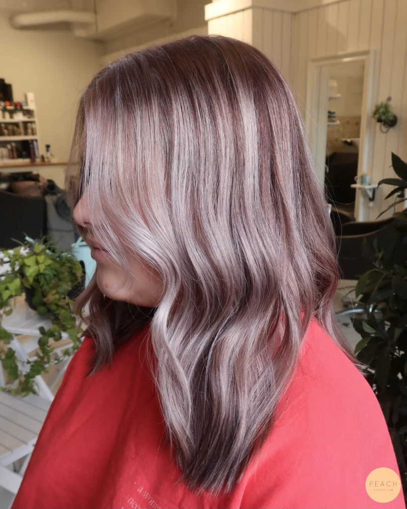 Bronde hårfärg med ljusa slingor och sval nyansering