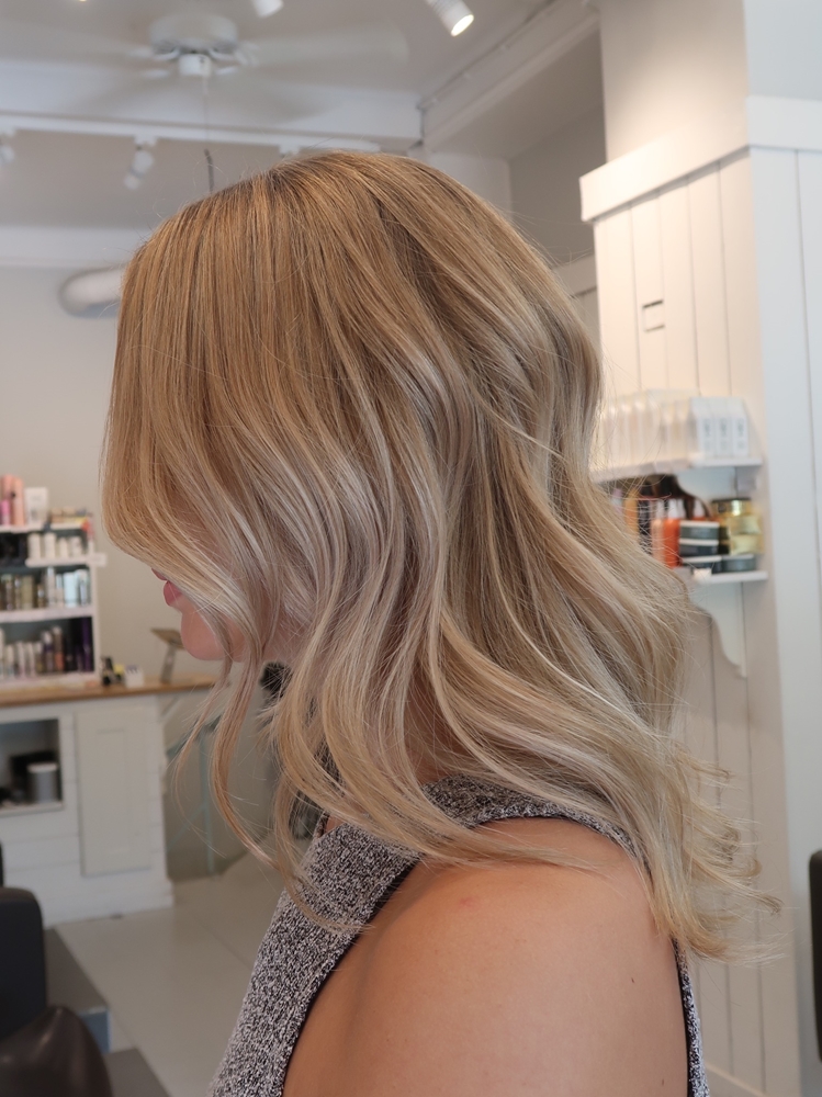 Naturlig blond hårfärg slingor i blont hår