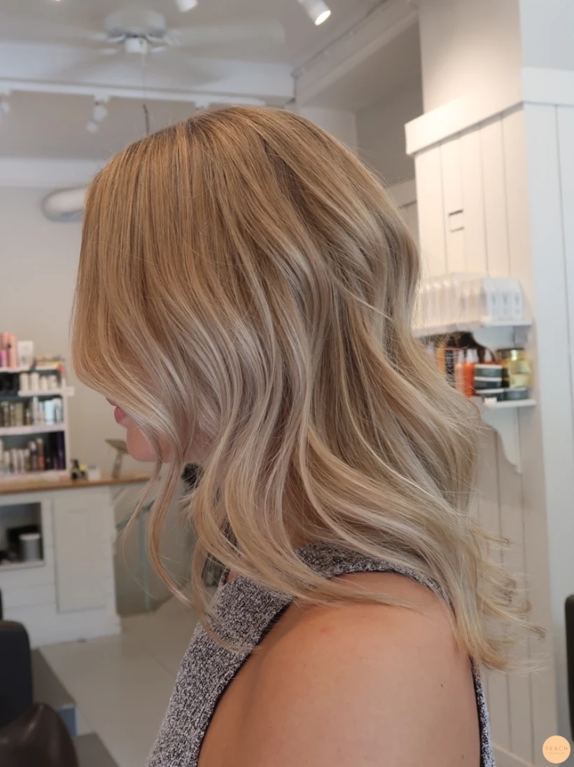 Naturlig blond hårfärg slingor i blont hår