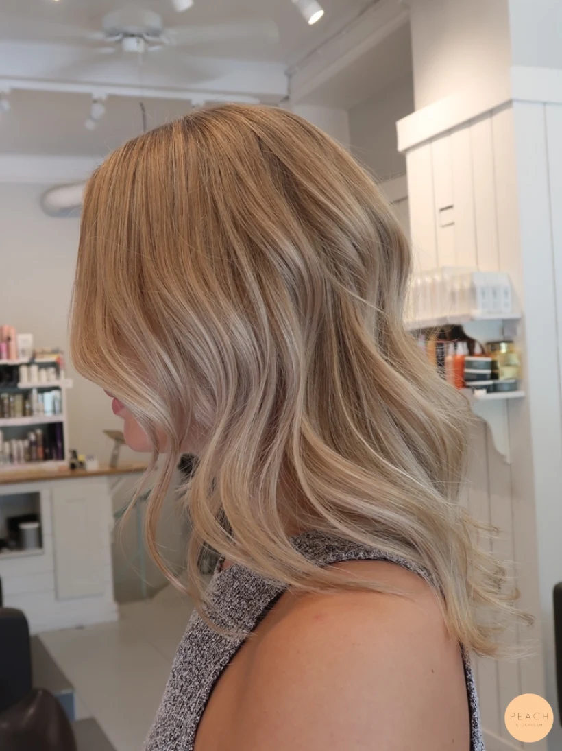 Naturlig blond hårfärg slingor i blont hår
