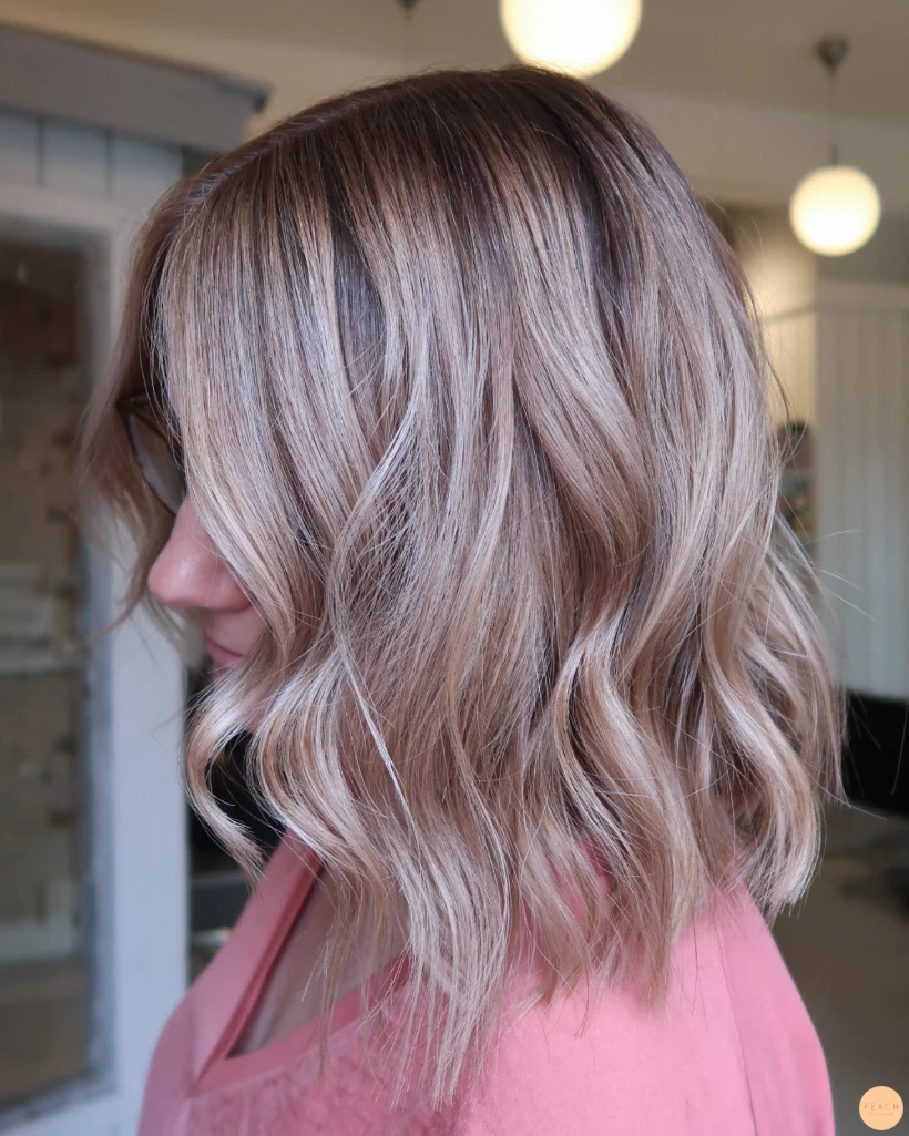 Sval blond hårfärg med ljusa slingor och rootshadow