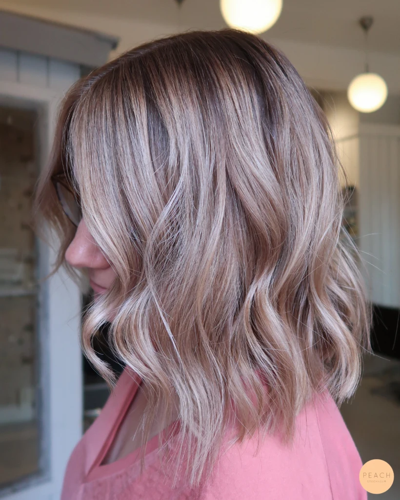 Sval blond hårfärg med ljusa slingor och rootshadow