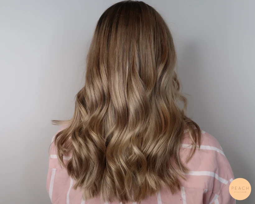 Soft blonde balayage med ljusa slingor