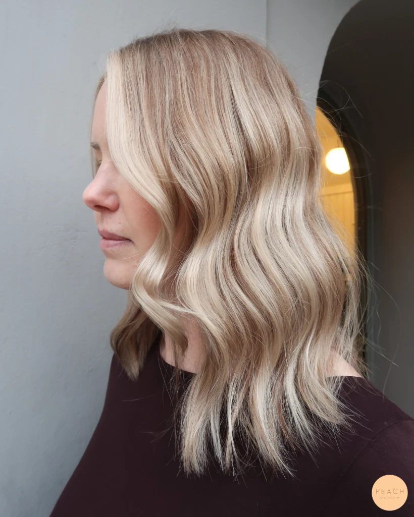 Blond balayage med ljusa och mörka slingor och ljusa slingor