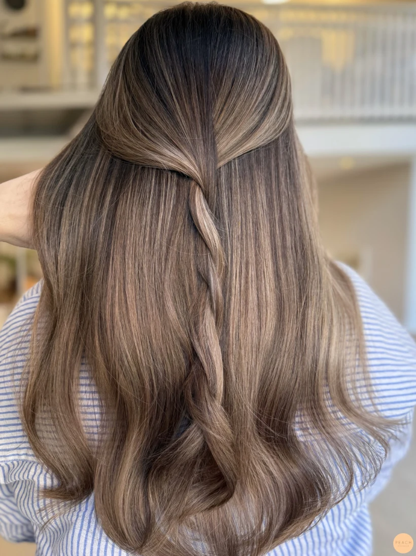 Mjuk balayage brun ljusa slingor