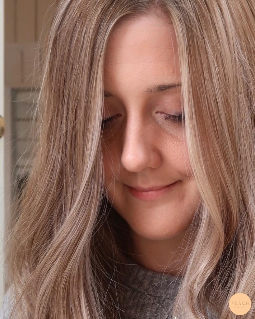 Lowlights i blont hår med mjuk root shadow
