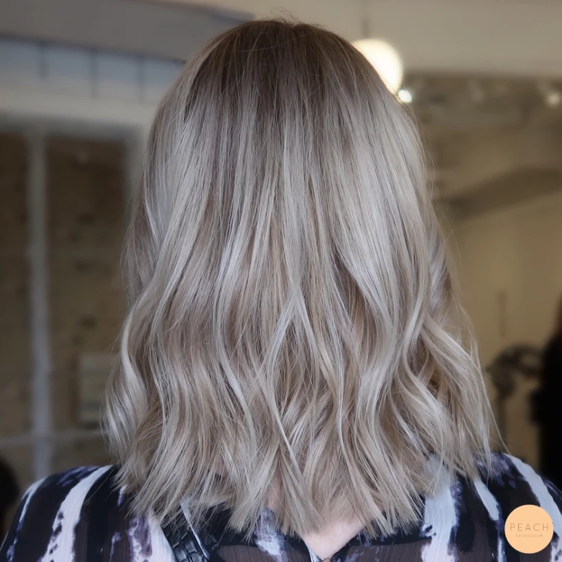 Från hemmablekt till beige blond med highlights och lowlights