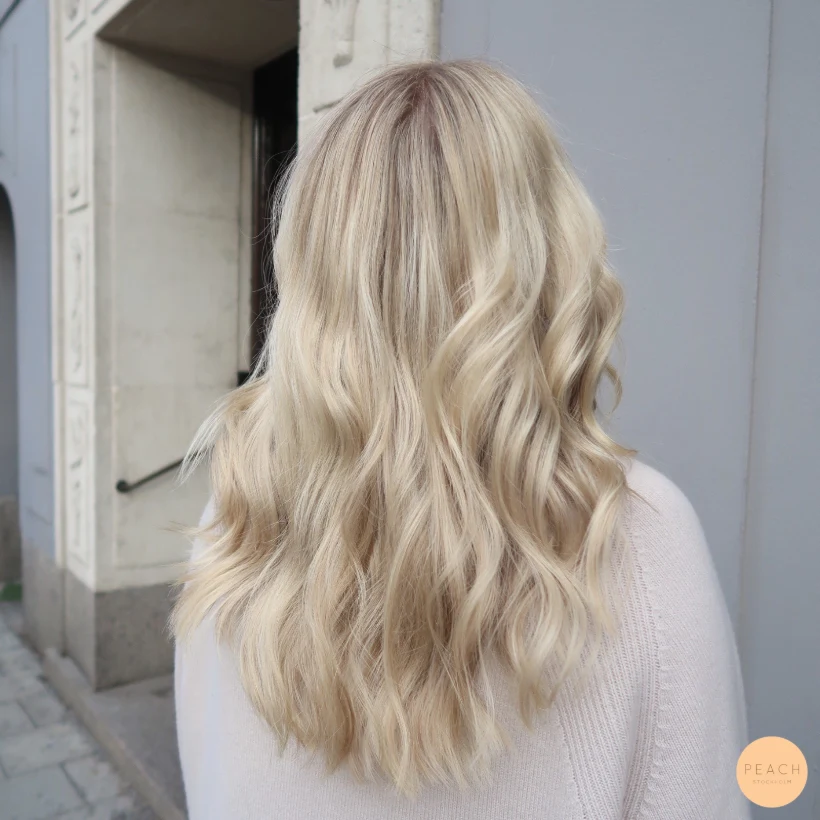 Blonda slingor med en sval nyansering