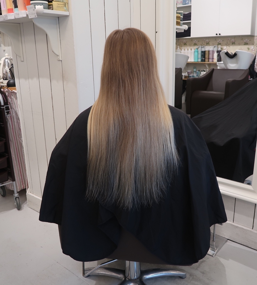 Guldblond hårfärg med slingor