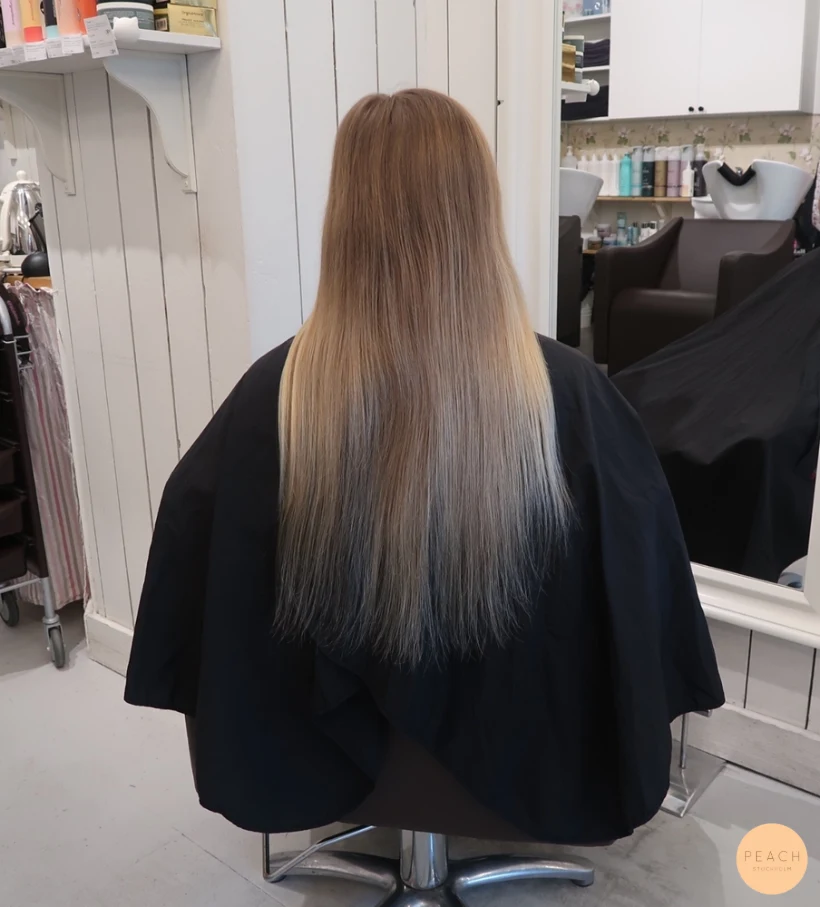Guldblond hårfärg med slingor och ljusa slingor