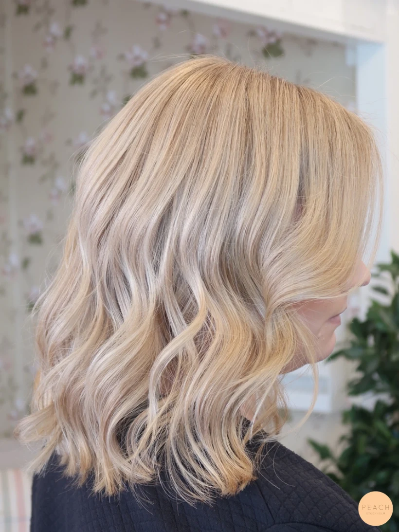 Ljusa slingor med mjuk root shadow