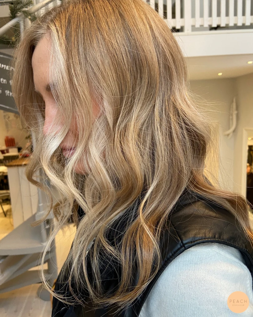 Soft blond faceframe