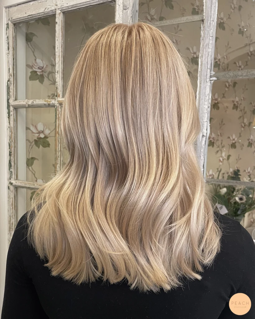 Champagne blonde hårfärg med sval nyansering