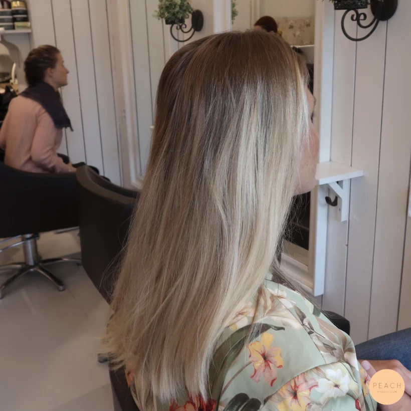 Beige blond balayage med lowlights och highlights