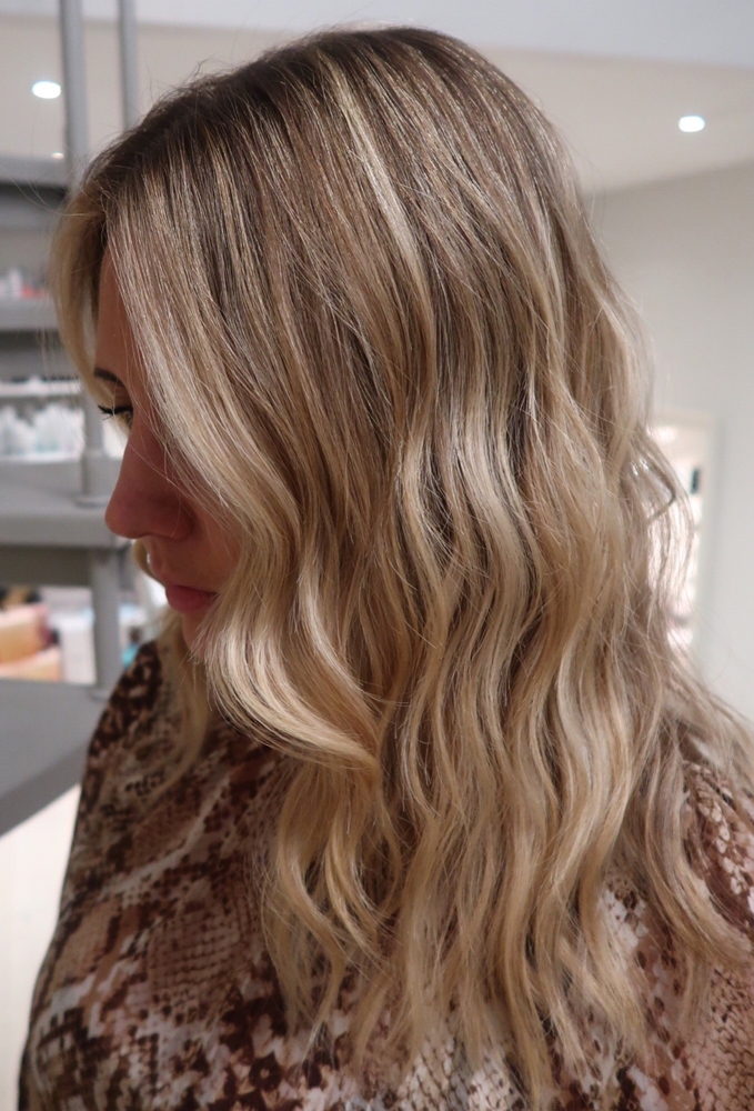 Blond lowlights root stretch