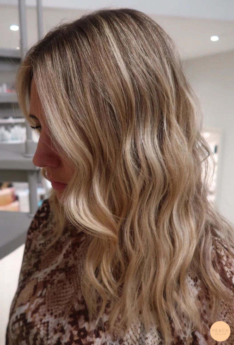 Blond lowlights root stretch