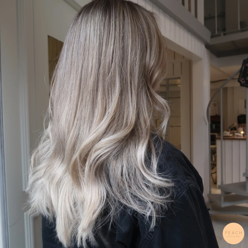 Kall blond med balayageteknik