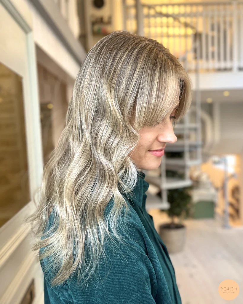 Beige blond som smälter ihop med grått hår