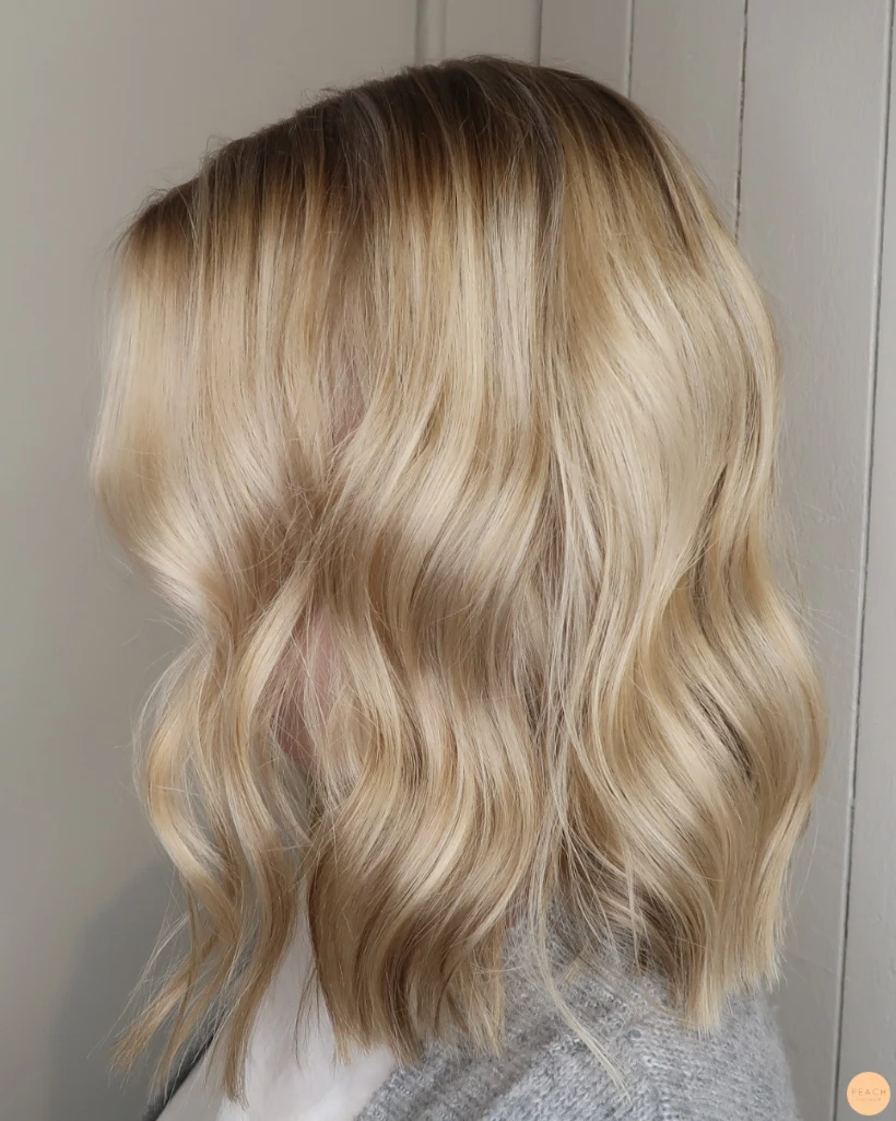Lyxig blond hårfärg med slingor och lob klippning