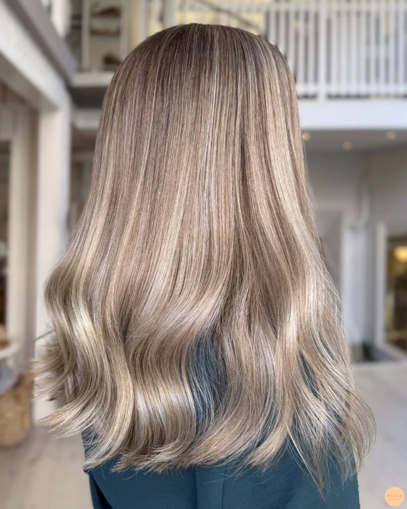 Krämig beige blond balayage
