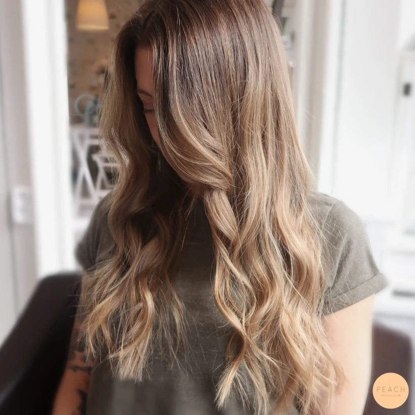 Varm blond hårfärg med slingor och rootshadow