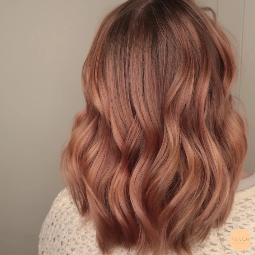 Balayage i rosa och peachiga toner