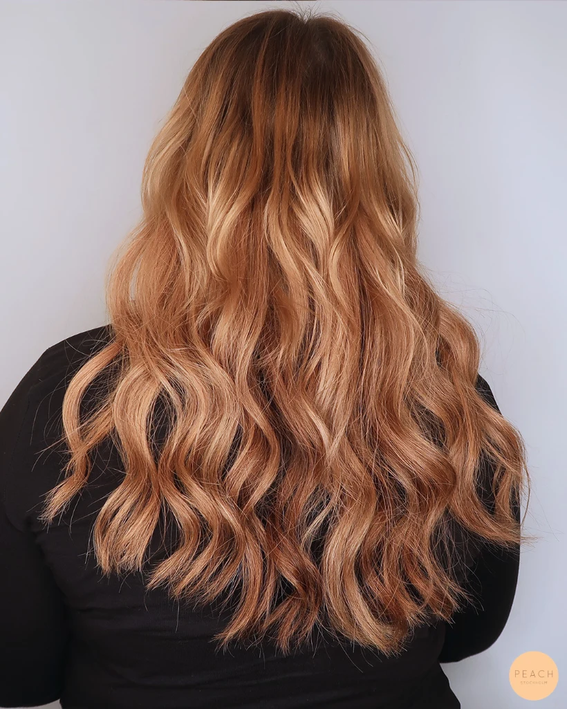 Hårförlängning med Hairtalk tejp hår i en varm, fin mörk blond frisyr på Peach Stockholm 's egna Camilla