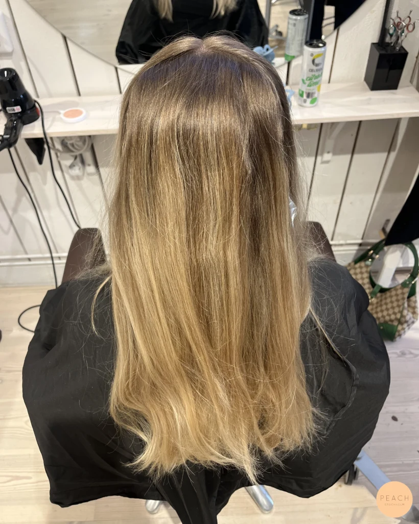 Light blonde hair med ljusa slingor
