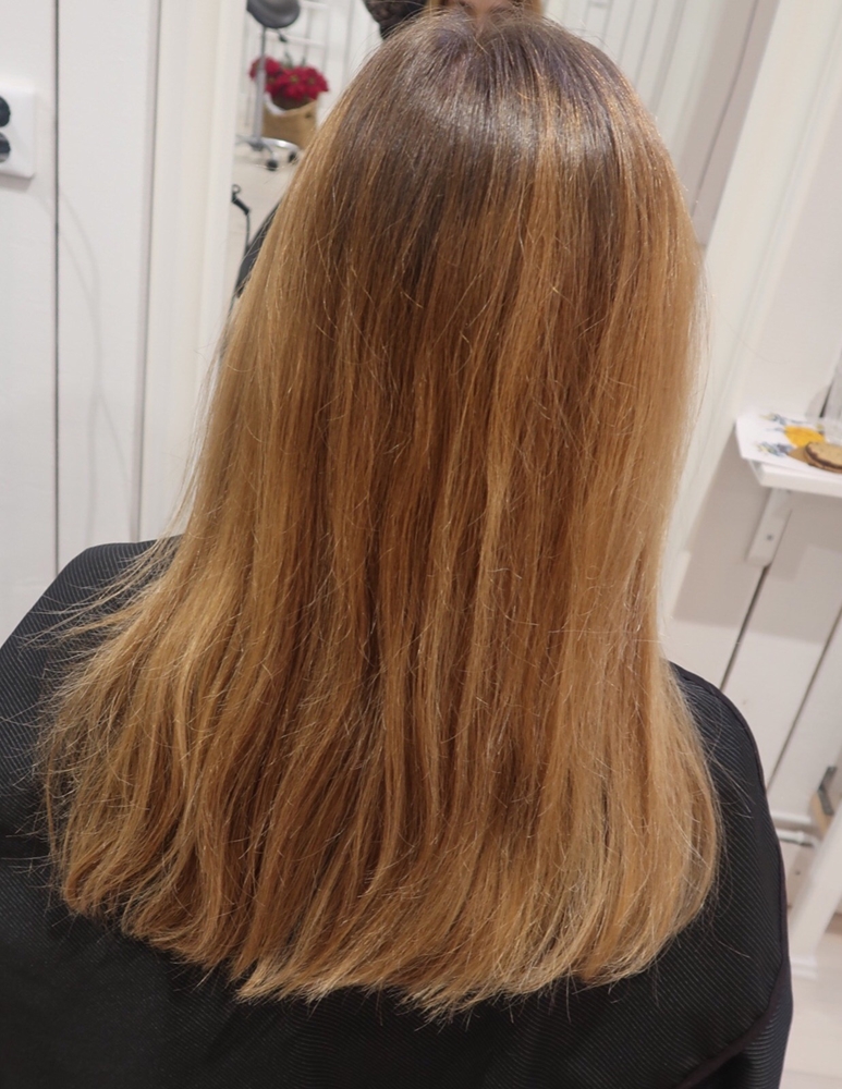 Brunt hår och blonda slingor