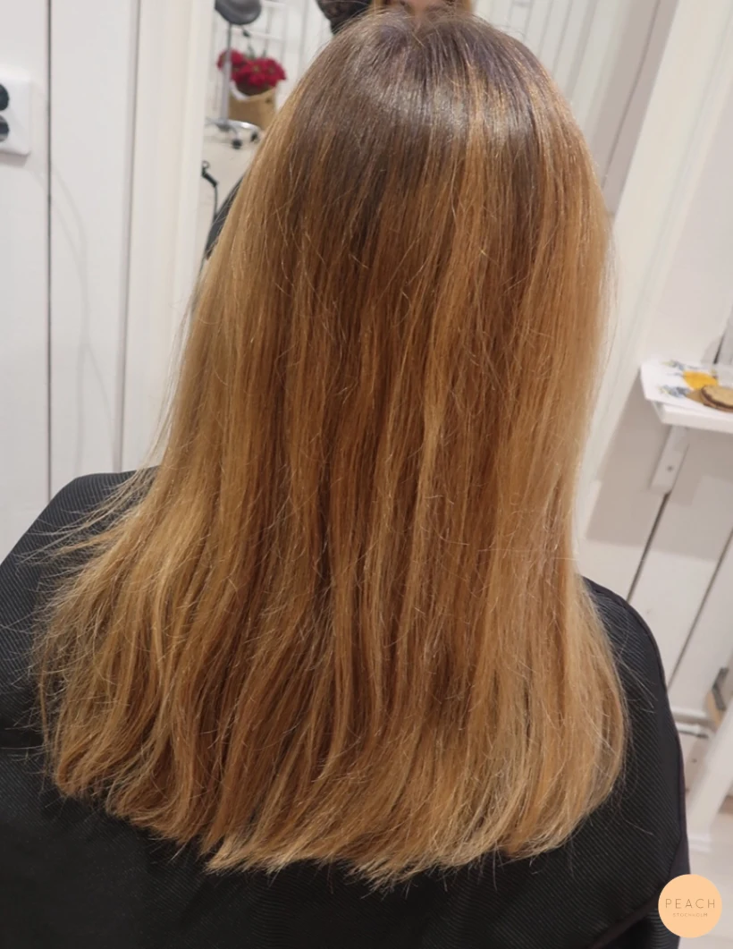 Brunt hår och blonda slingor