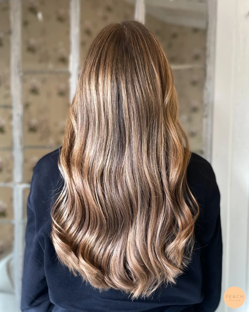 Karamellblond hårfärg med ljusa slingor