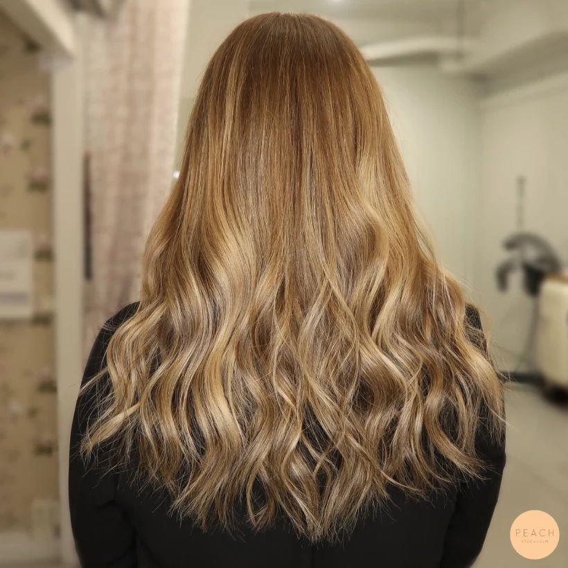 Guldblond hårfärg med slingor och gyllene toner