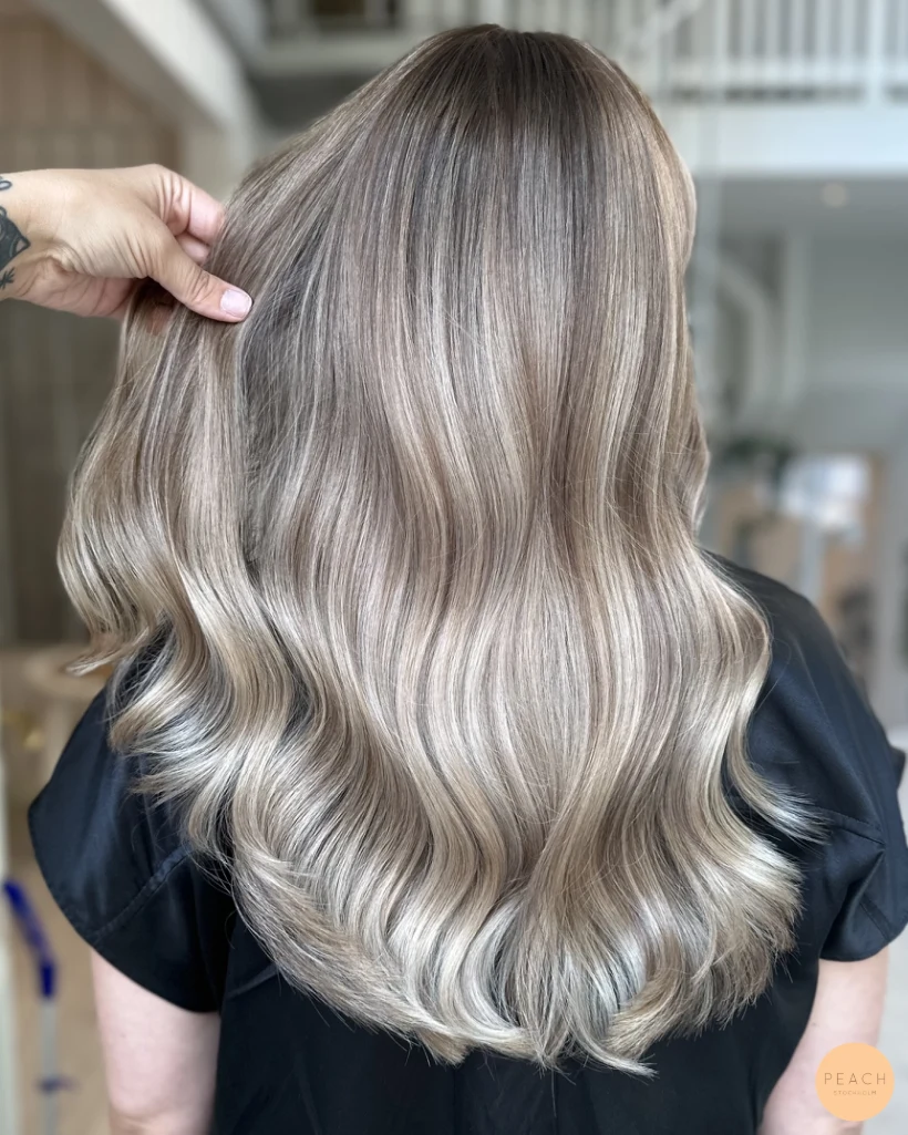 Beige blonde med mjuka lowlights