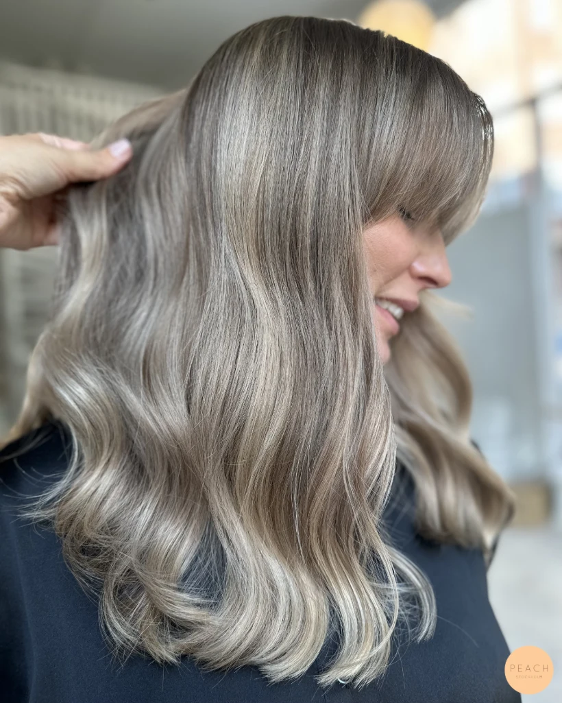 Beige blonde med mjuka lowlights