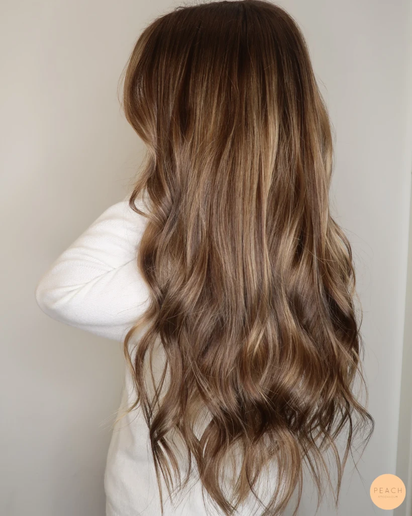 Bronde hårfärg trend 2021 med ljusa slingor