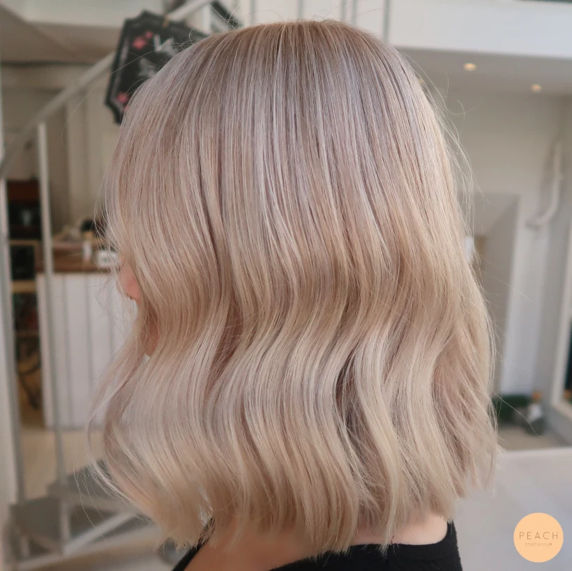 Sommarblond hårfärg med beige toner