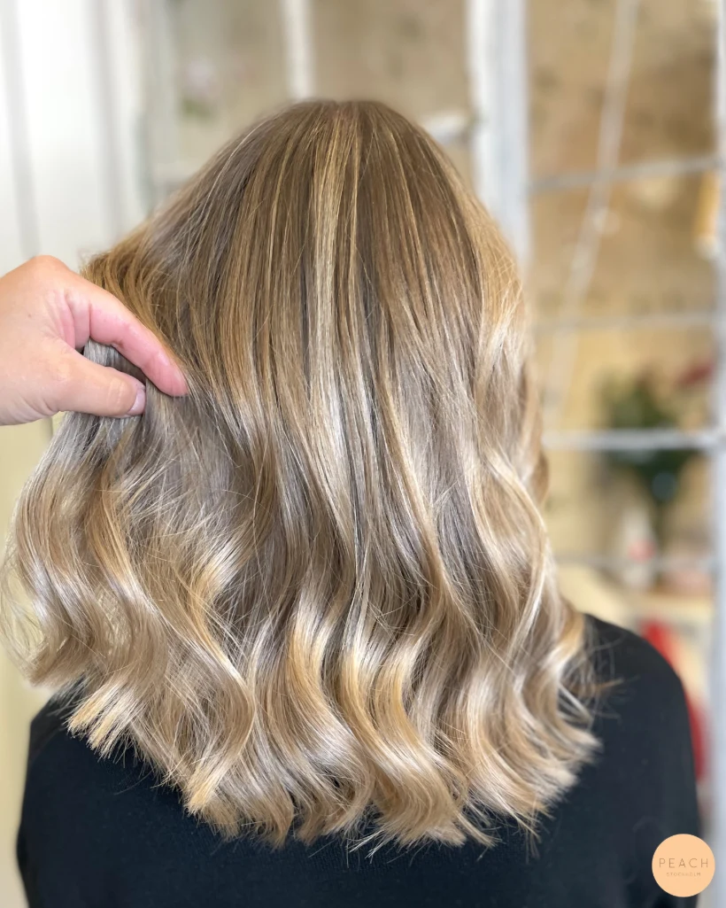 Beige blond hårfärg med slingor och mjuka lowlights