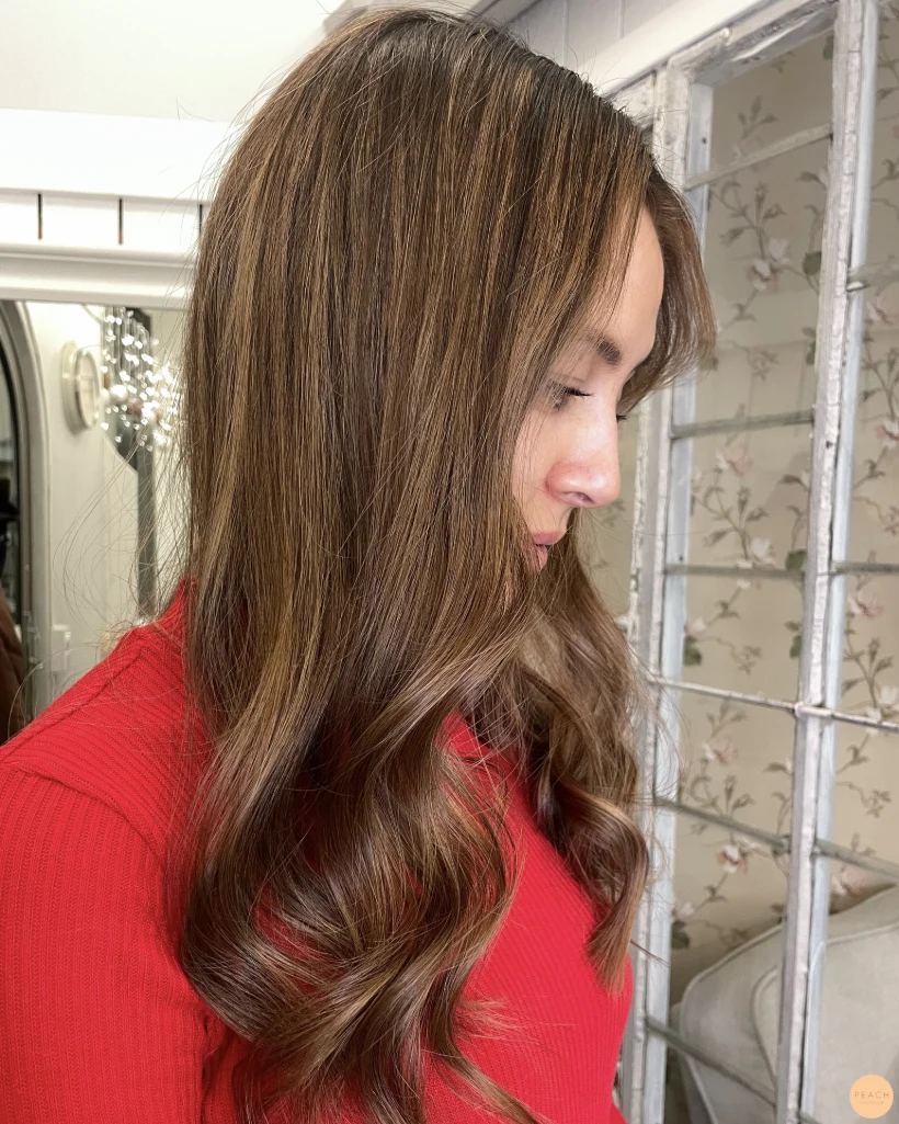 Mörkt ofärgat hår med ljusa balayage slingor i