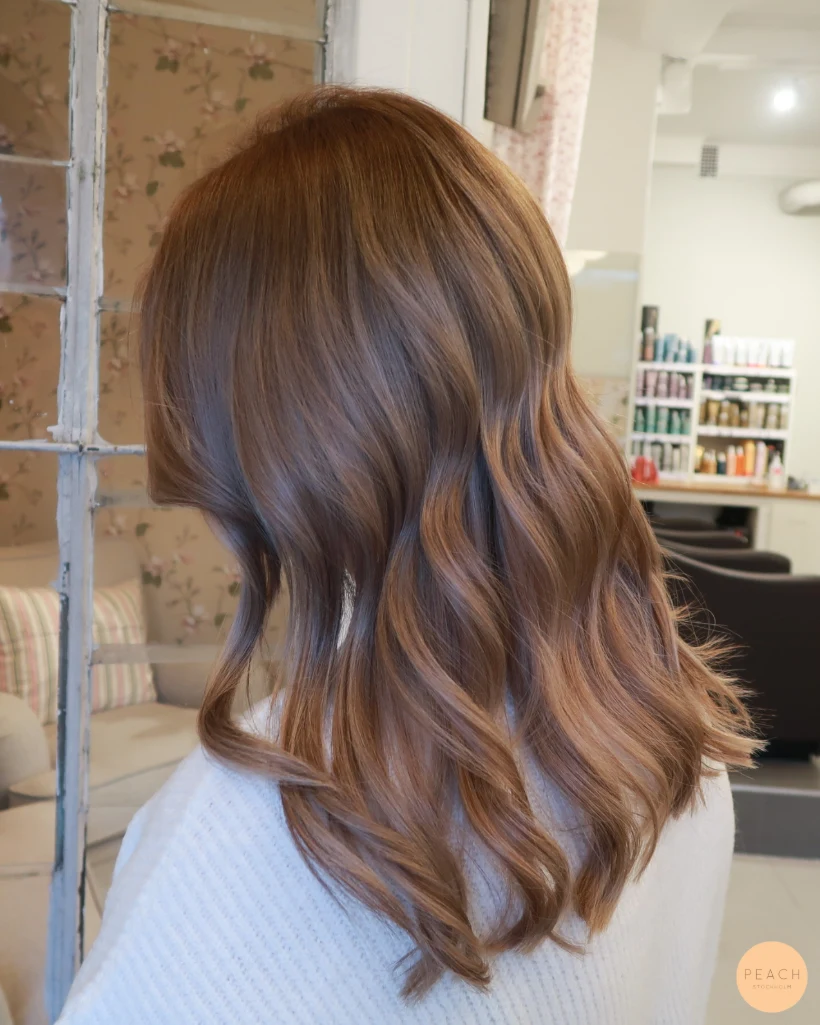 Makeover från blond till mellanbrun hårfärg