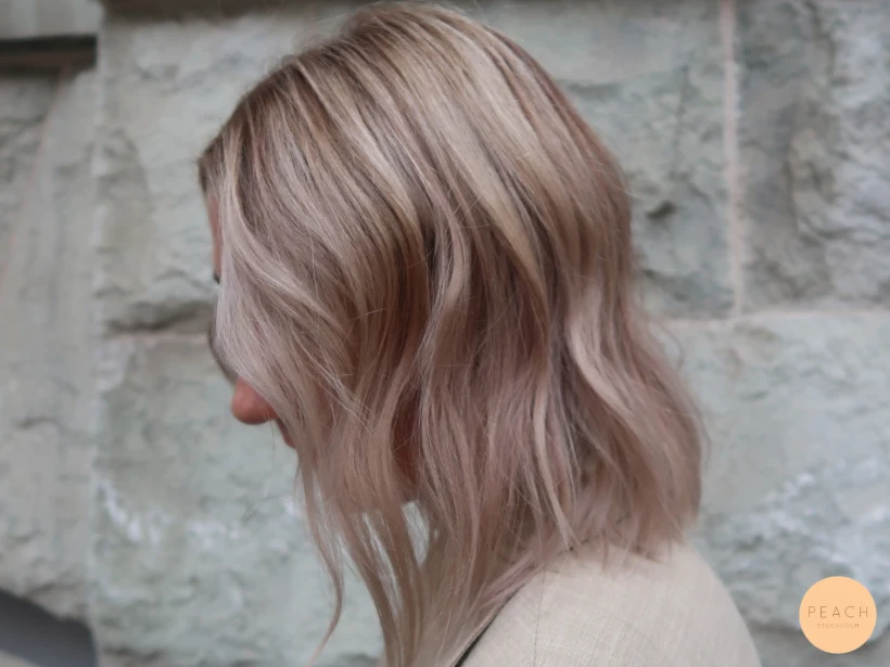 Höstig blond hårfärg med ljusa slingor