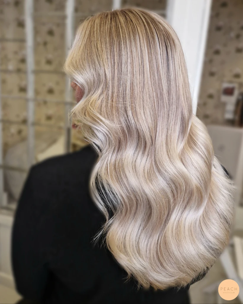 Crispy blonde – salongsresultat av Hanna Ekstrand, 10 februari 2025