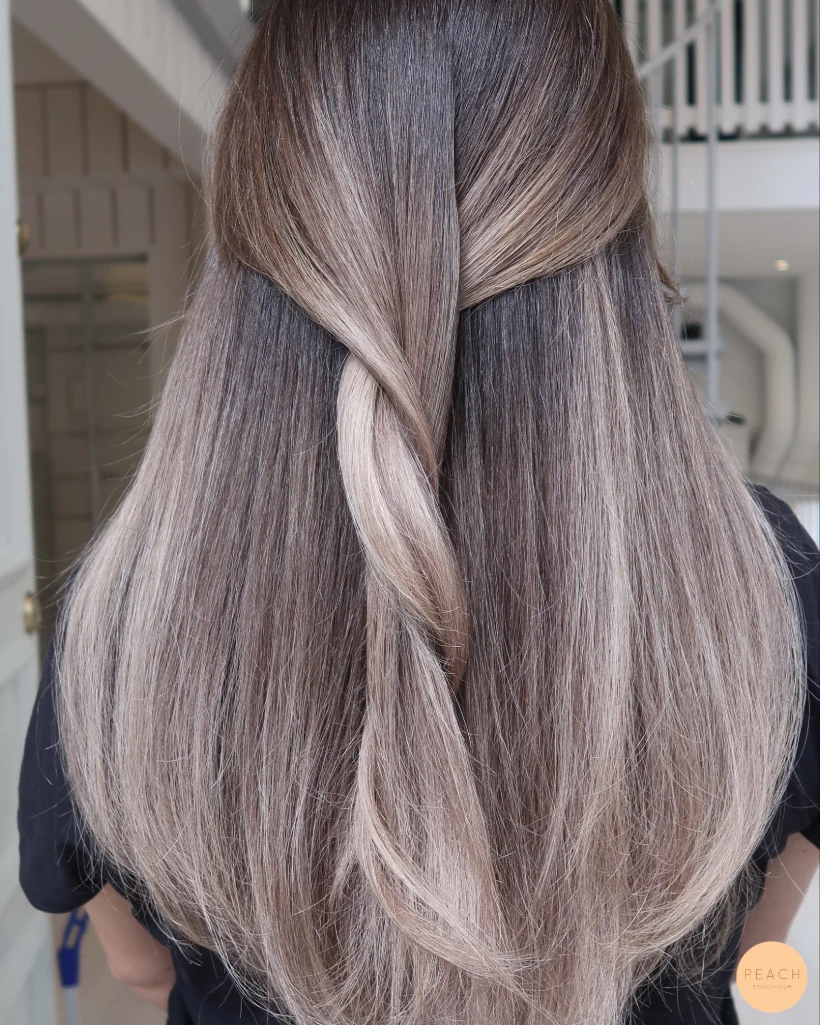 Balayage mörka slingor i ljust hår