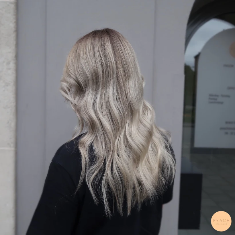 Kall blond balayage med highlights och lowlights
