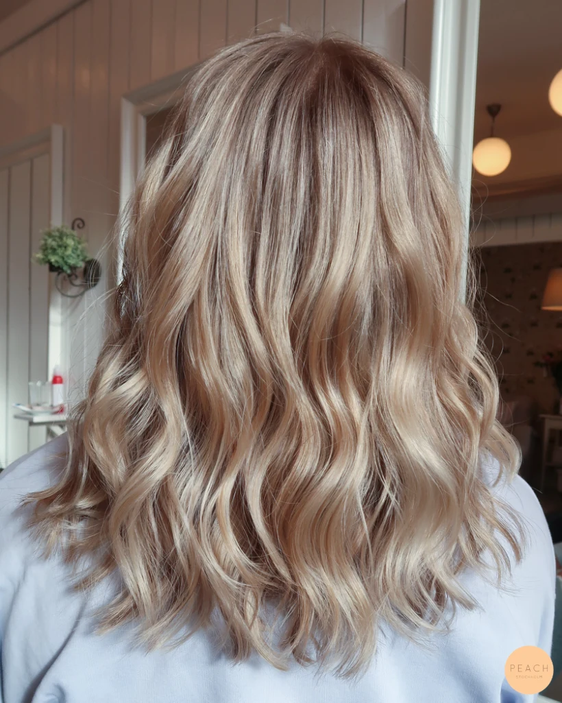 Beige blond hårfärg med ljusa slingor och mjuka lowlights