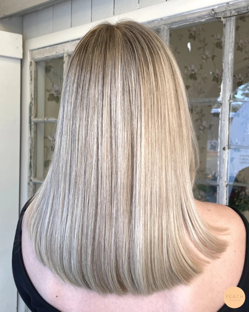 Blonda slingor med sval nyansering
