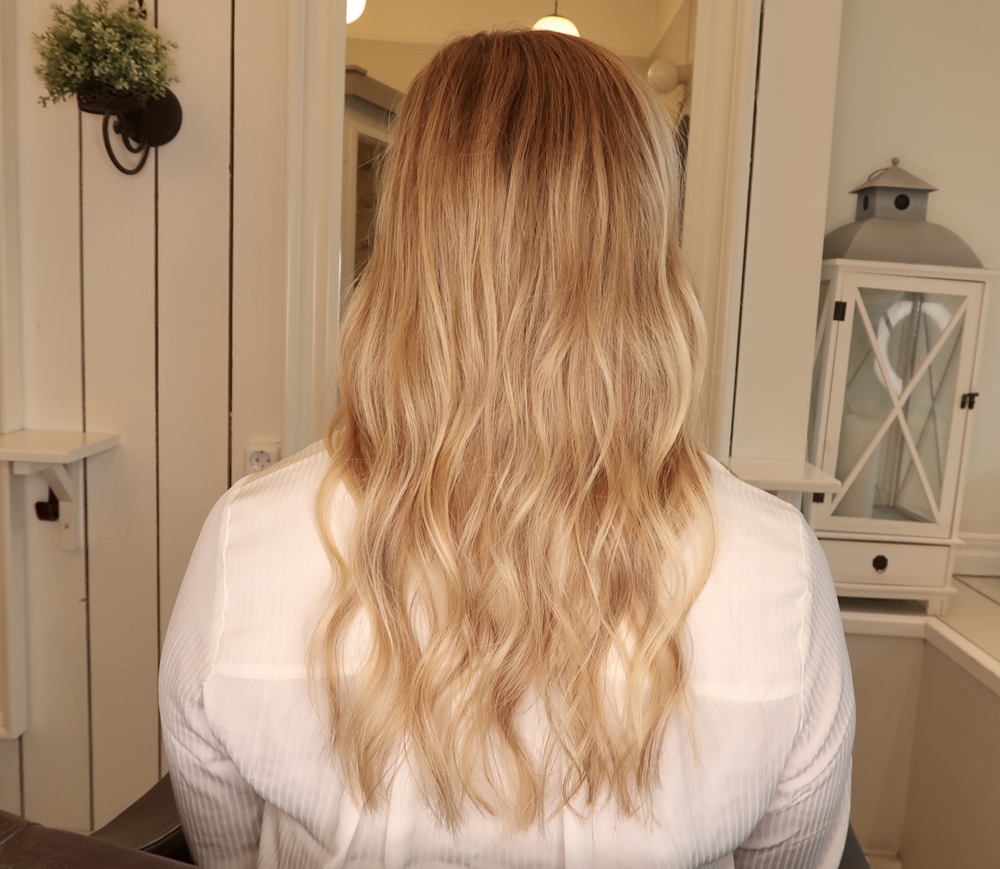 Guldblond hårfärg med slingor