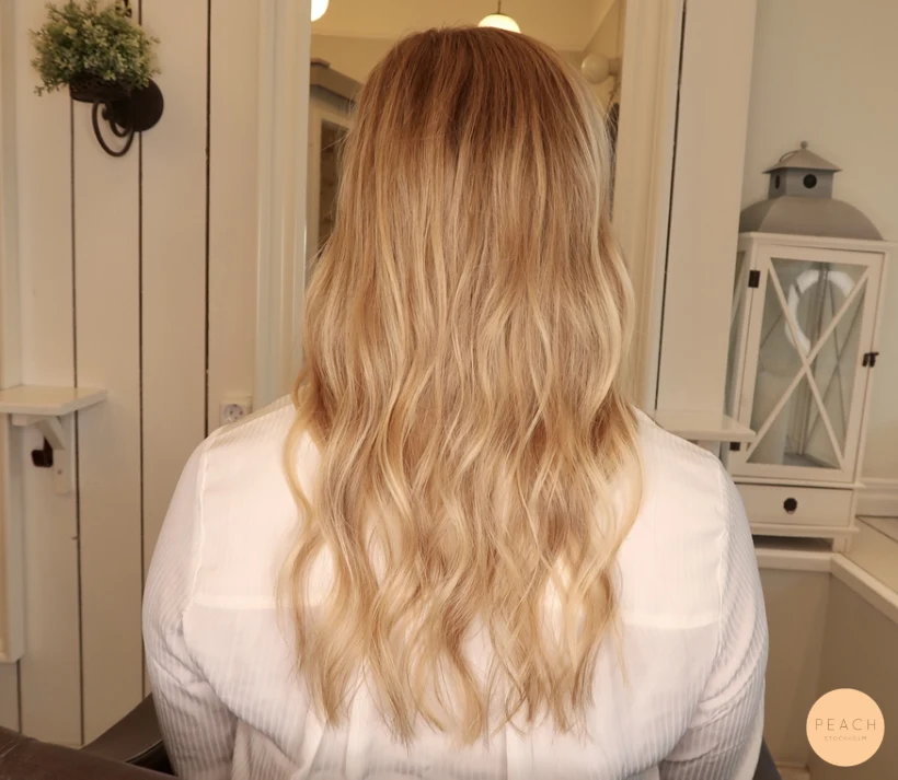 Guldblond hårfärg med slingor och ljusa slingor